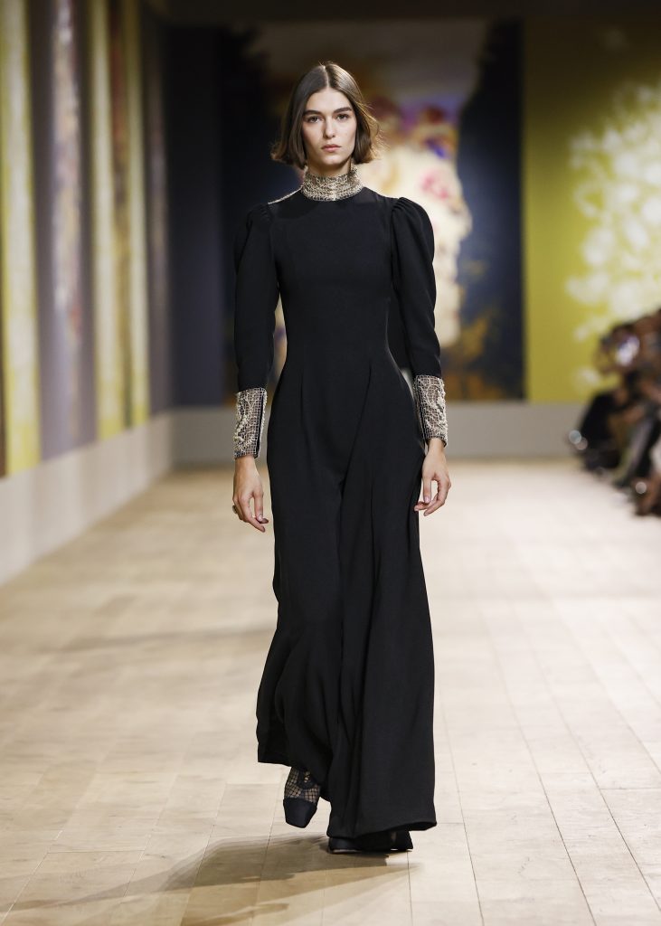 Dior Haute Couture 2023 Sự đơn giản thầm lặng của nữ thần thời trang  ELLE